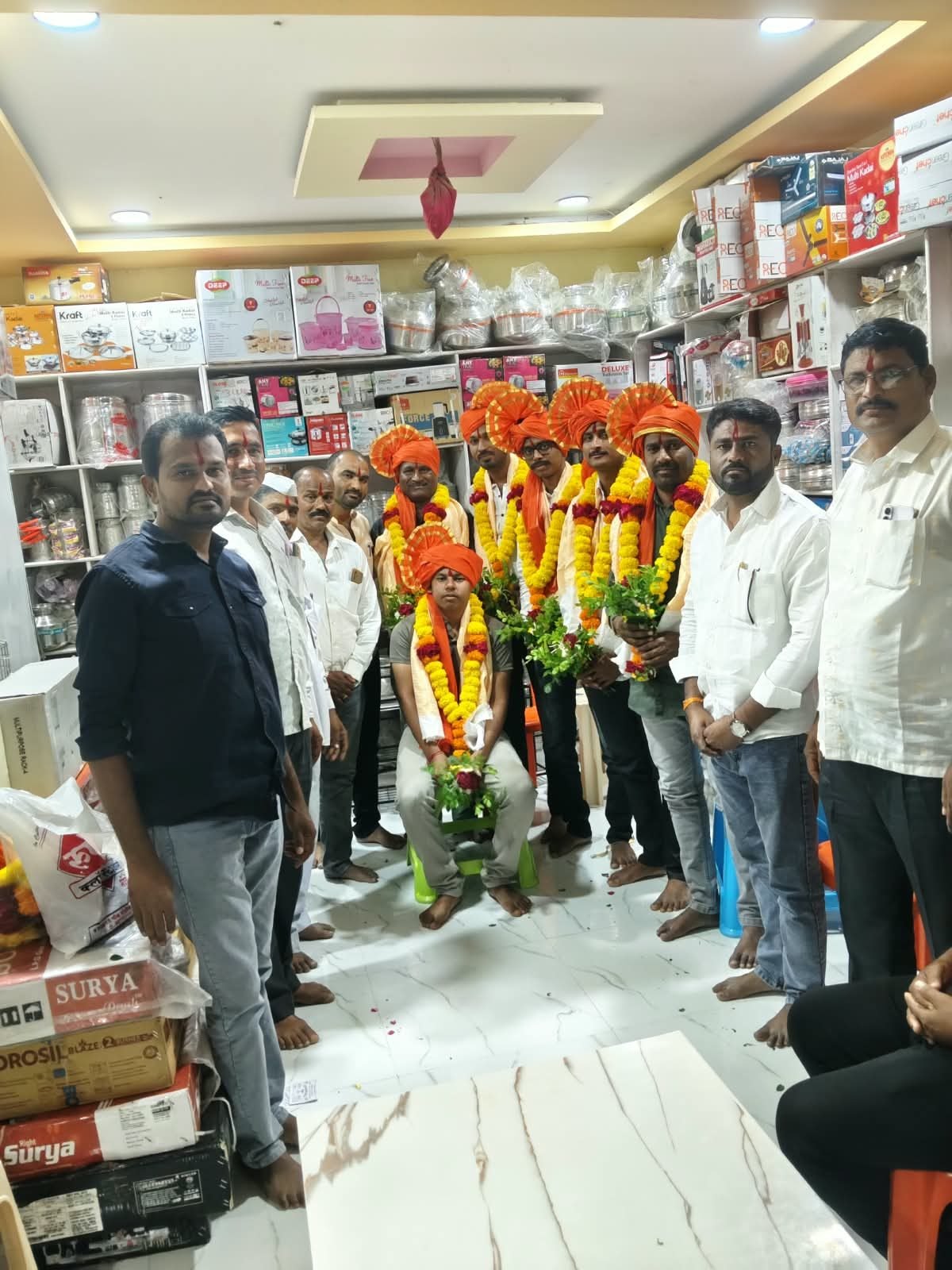 प्रयास फाऊंडेशनतर्फे लऊळच्या गुणवंतांचा सन्मान — नीलकंठ लोकरे सर, कुलदीप बोडके सर, कोमल पंकज चव्हाण मॅडम, प्रीतम लोकरे, पत्रकार दिनेश शिंदे, आदित्य जोशी आणि दत्ता मामा वाघमारे यांच्या कर्तृत्वाचा गौरव.